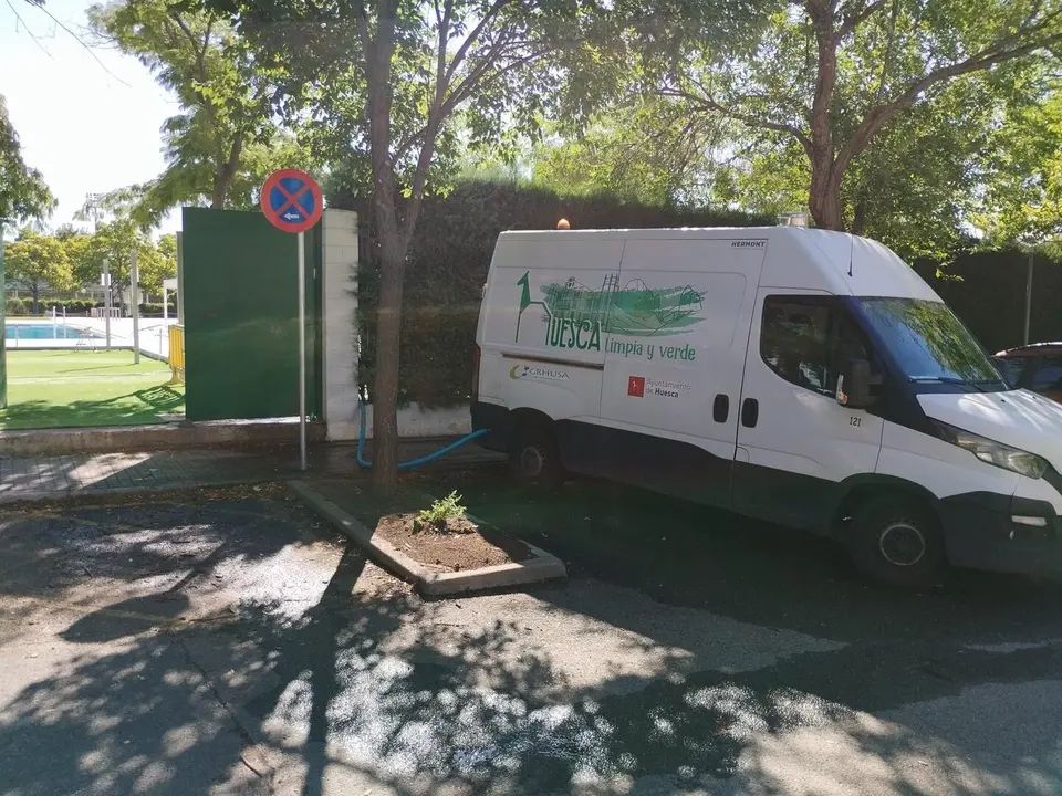 El Ayuntamiento de Huesca reutiliza el agua de las piscinas de verano para la limpieza viaria. / EP