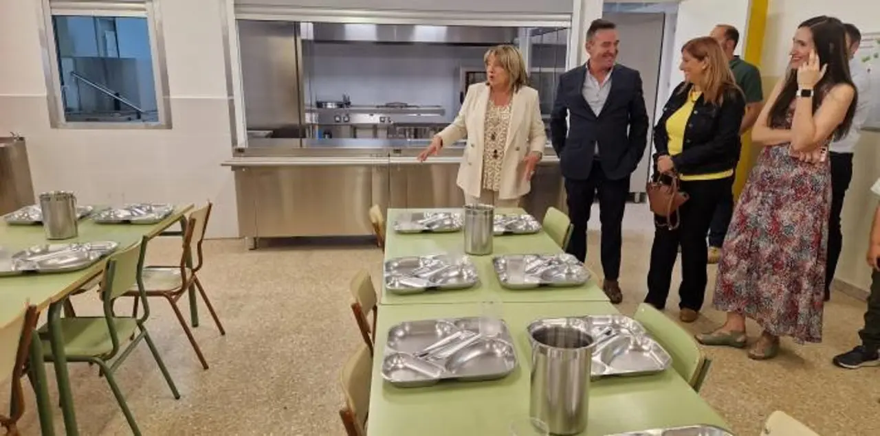 La consejera de Educaci&oacute;n, Cultura y Deporte del Gobierno de Arag&oacute;n, Tomasa Hern&aacute;ndez, visita el Colegio de Educaci&oacute;n Infantil y Primaria Hispanidad, en Zaragoza. / GOBIERNO DE ARAG&Oacute;N
