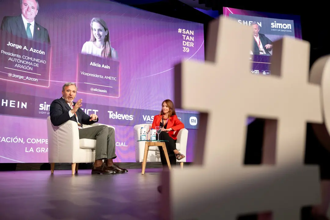 El presidente de Arag&oacute;n, Jorge Azc&oacute;n, en un acto en Santander./ EP