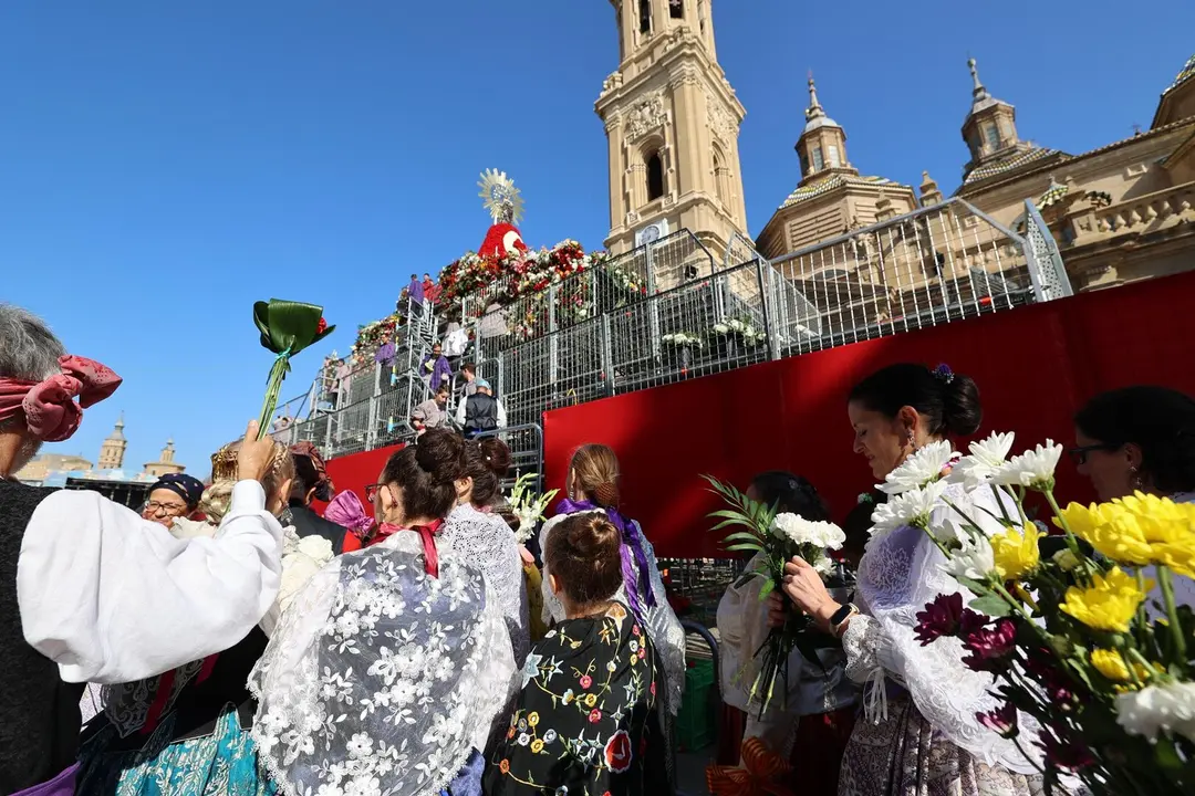 Varias personas durante la tradicional ofrenda de flores a la Virgen del Pilar en el d&iacute;a de su festividad, a 12 de octubre. / EP