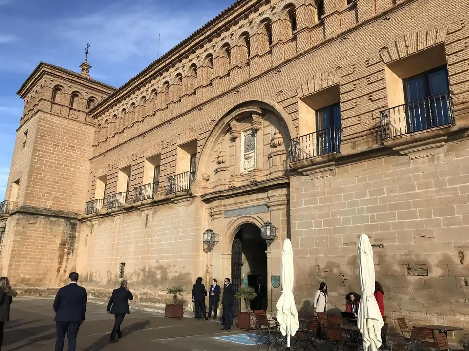 Parador de Alca&ntilde;iz (Teruel) con gente en la entrada. / EP