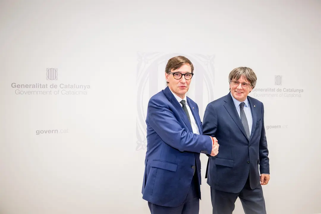 El presidente de la Generalitat, Salvador Illa (i), saluda al presidente de Junts per Catalunya, Carles Puigdemont (d), antes de una reuni&oacute;n, a 2 de agosto de 2025, en Bruselas (B&eacute;lgica). Illa, qui&eacute;n ha promovido la reuni&oacute;n. / EP