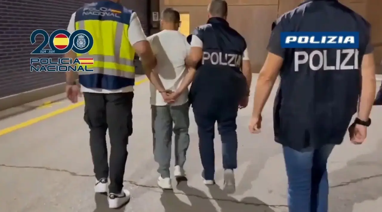 Agentes de la Polic&iacute;a Nacional y de la Polizia Italiana llevan detenido en Barcelona un fugitivo italiano con una condena de 28 a&ntilde;os de prisi&oacute;n. / POLIC&Iacute;A NACIONAL