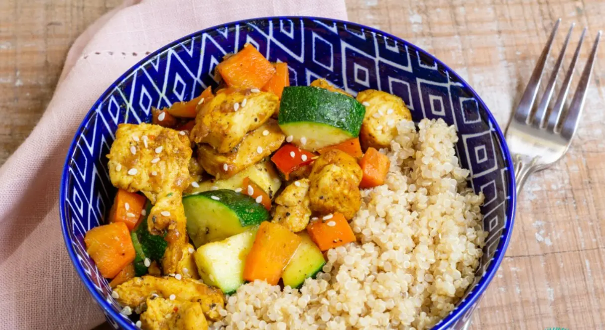 BOWL DE QUINOA Y POLLO PICANTE. / THE FOODIES' KITCHEN