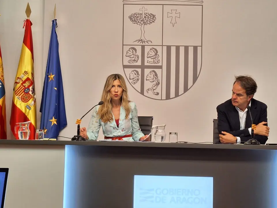 La vicepresidenta del Gobierno aragon&eacute;s, Mar Vaquero, junto con el consejero de Hacienda e Interior, Roberto Berm&uacute;dez de Castro en el Pignatelli./ G.C