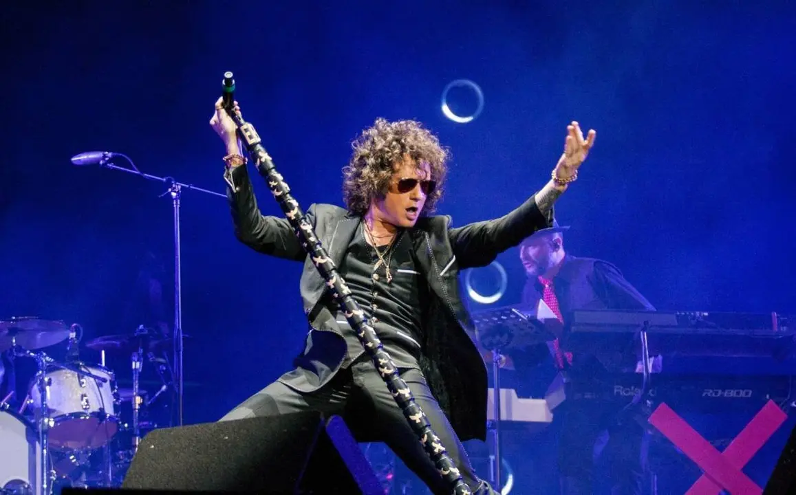 Bunbury durante uno de sus conciertos