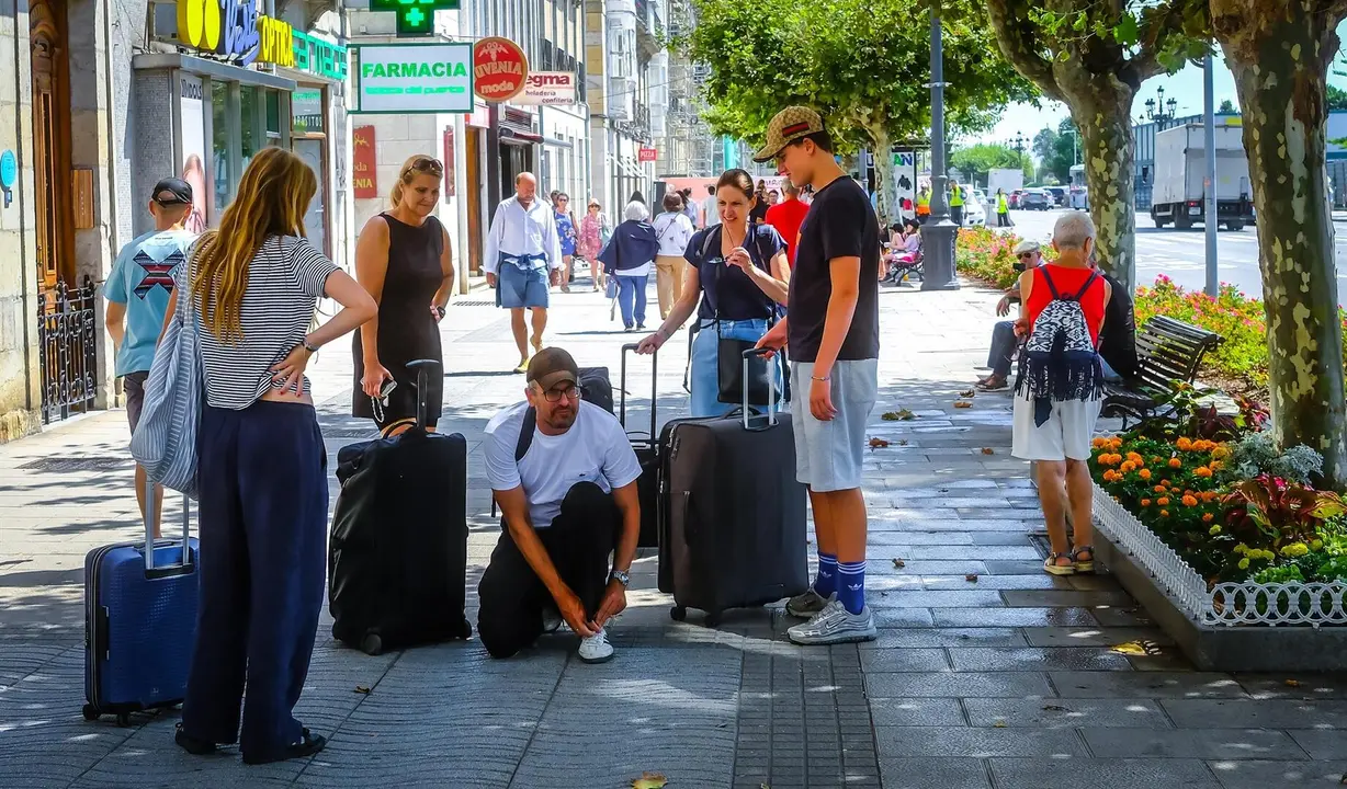 Turistas con maletas en el Paseo Pereda de Santander, a 10 de agosto de 2025, en Santander, Cantabria (Espa&ntilde;a). / EP