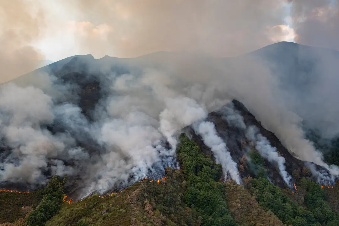 El fuego del incendio avanza por la monta&ntilde;a en la localidad de Villarub&iacute;n, a 19 de agosto de 2025./ EP