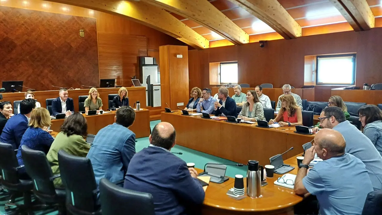 Reuni&oacute;n del grupo parlamentario del PP en la Aljafer&iacute;a,junto con la ministra de Educaci&oacute;n y Deportes, Pilar Alegr&iacute;a./ PSOE