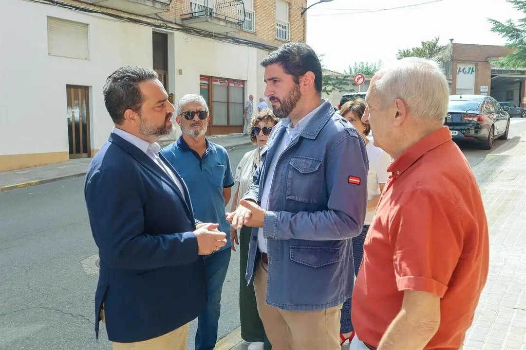 El portavoz de Vox en las Cortes de Arag&oacute;n, Alejandro Nolasco, junto al diputado provincial David Arranz, en Bin&eacute;far.
- VOX ARAG&Oacute;N