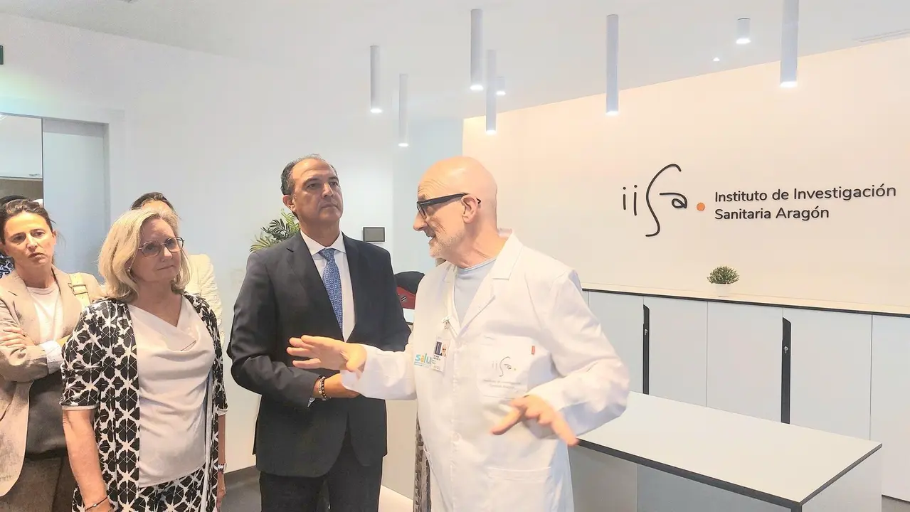 El consejero de Sanidad, Jos&eacute; Luis Bancalero, visita las instalaciones de la Unidad de Investigaci&oacute;n Traslacional, ubicada en el Hospital Universitario Miguel Servet de Zaragoza. / EP