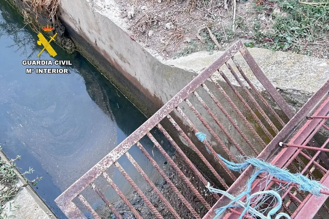 Acequia a la que este domingo 7 de septiembre cay&oacute; en Caba&ntilde;as de Ebro el hombre de 74 a&ntilde;os que auxiliado por la Guardia Civil y que sufri&oacute; una parada cardiorrespiratoria.
- GUARDIA CIVIL