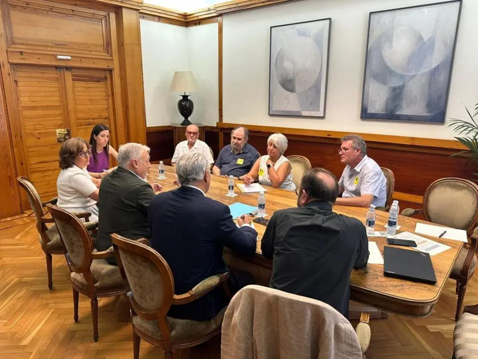 Reuni&oacute;n del consejero Octavio L&oacute;pez y parte de su equipo con representantes vecinales del Rabal y el concejal delegado de Vivienda del Ayuntamiento de Zaragoza. Jos&eacute; Miguel Rodrigo ./ DGA