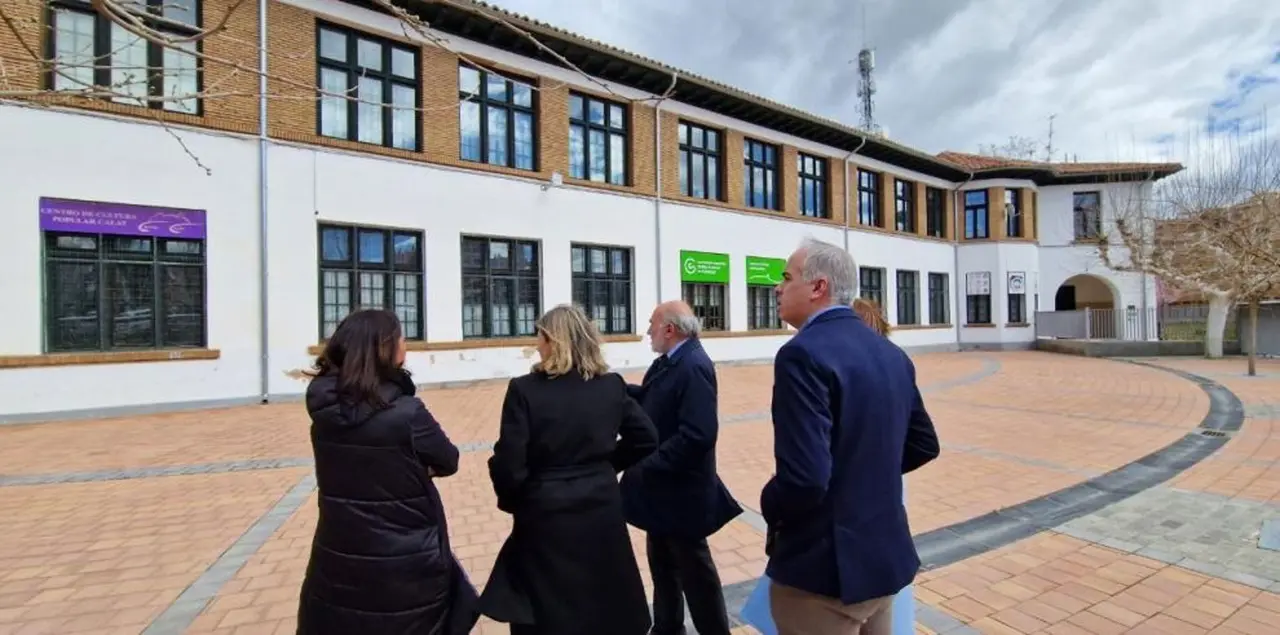 Foto de archivo de la visita a las instalaciones de representantes del Gobierno de Arag&oacute;n y del Ayuntamiento en 2024, cuando se decide realojar a los alumnos de la guarder&iacute;a y apostar por la rehabilitaci&oacute;n del antiguo colegio Ram&oacute;n y Cajal. / GOBIERNO DE ARAG&Oacute;N