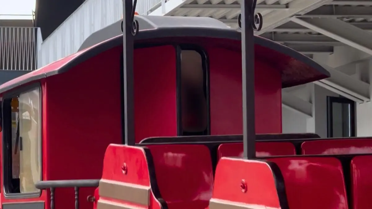 Un tren ha recorrido el Colegio Alem&aacute;n de Zaragoza el primer d&iacute;a de clase. / HA