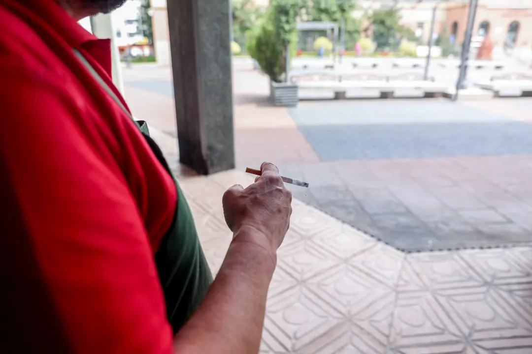 EuropaPress_6225054_persona_fumando_calle_20_septiembre_2024_madrid_espana_bruselas_quiere