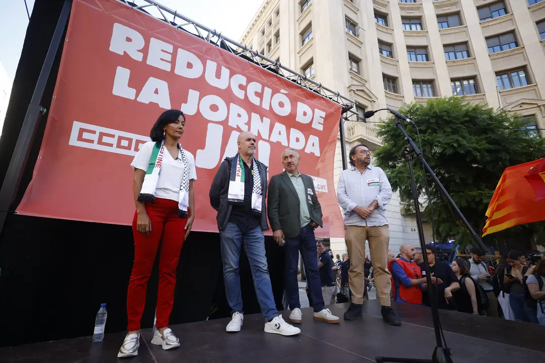 La secretaria general de CCOO de Catalunya, Bel&eacute;n L&oacute;pez; el secretario general de CCOO, Unai Sordo; el secretario general de UGT, Pepe &Aacute;lvarez; y el secretario general de UGT de Catalunya, Camil Ros; durante una concentraci&oacute;n a favor de la reducci&oacute;n de la jornada laboral, a 10 de septiembre de 2025, en Barcelona, Catalu&ntilde;a