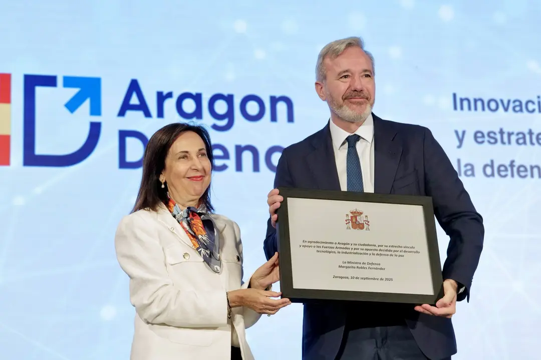 El presidente de Arag&oacute;n, Jorge Azc&oacute;n, junto con la ministra de Defensa, Margarita Robles./ DGA