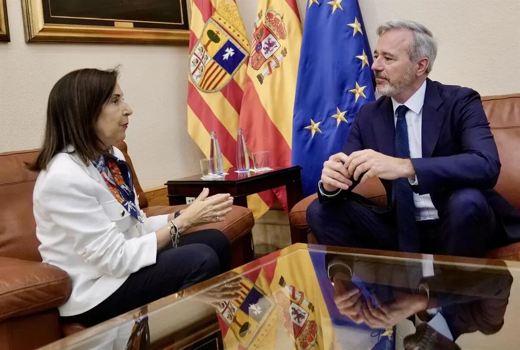 La ministra Margarita Robles, junto al presidente de Arag&oacute;n, Jorge Azc&oacute;n, en un encuentro previo a la presentaci&oacute;n del Hub de Defensa de Arag&oacute;n.
- FABIAN SIMON