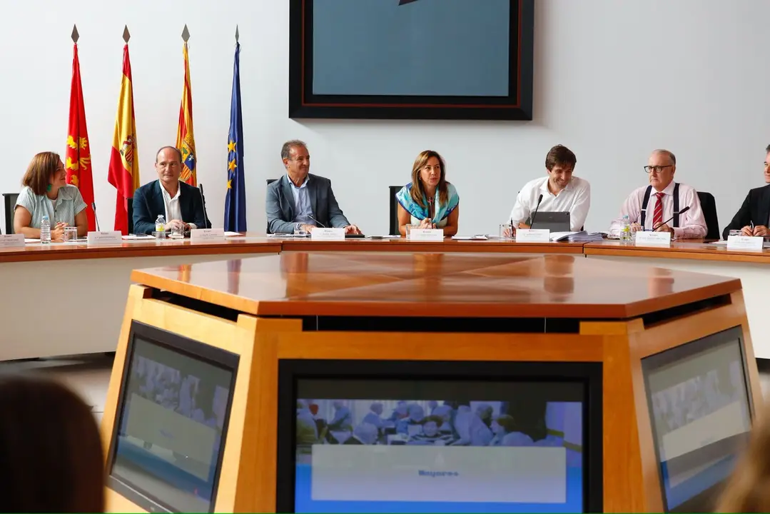 La alcaldesa de Zaragoza, junto con su gobierno en una jornada de trabajo y coordinaci&oacute;n en el Seminario. /AZ