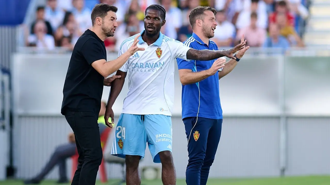 Paul Akouokou recibiendo &oacute;rdenes de Gabi Fern&aacute;ndez / Real Zaragoza