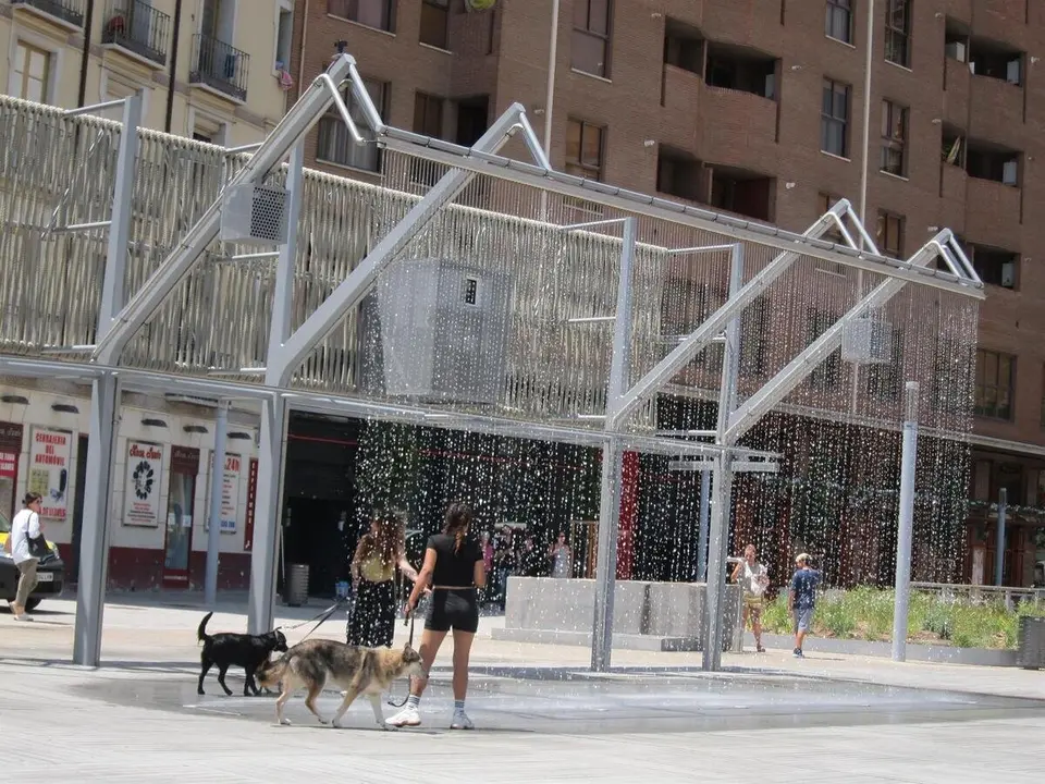 Archivo - Fuente de la plaza de Salamero de Zaragoza en un d&iacute;a de calor.
- EUROPA PRESS - Archivo