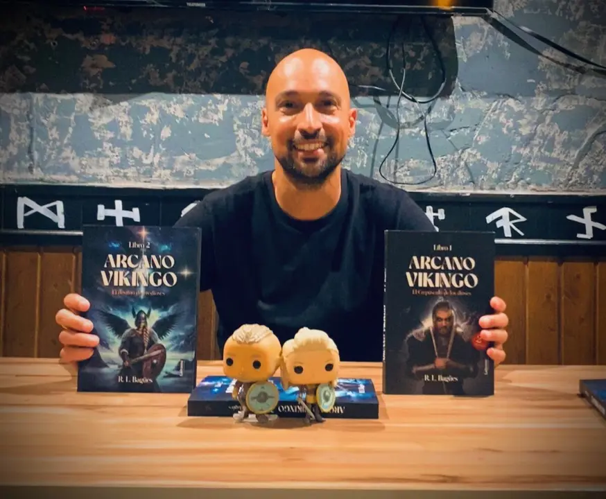 Rub&eacute;n L&aacute;zaro Bag&uuml;es, posa con su novela Arcano Vikingo