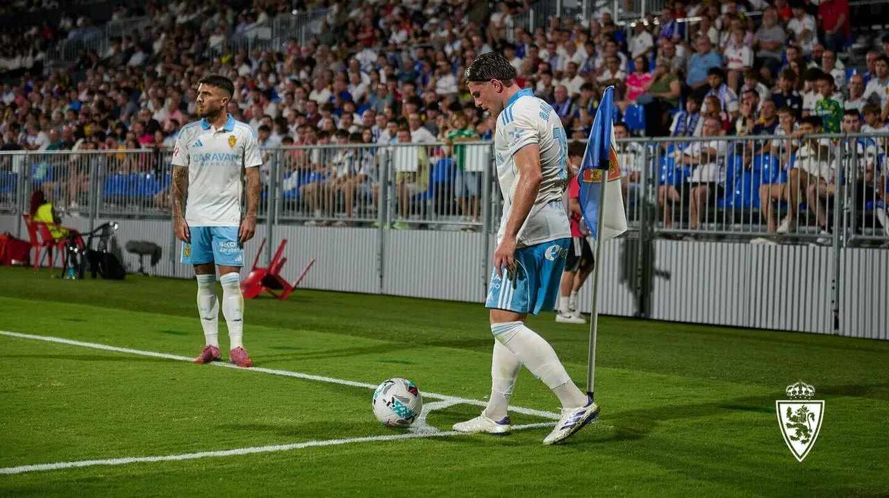 Guti y Tasende en el c&oacute;rner del Ibercaja Estadio / Real Zaragoza