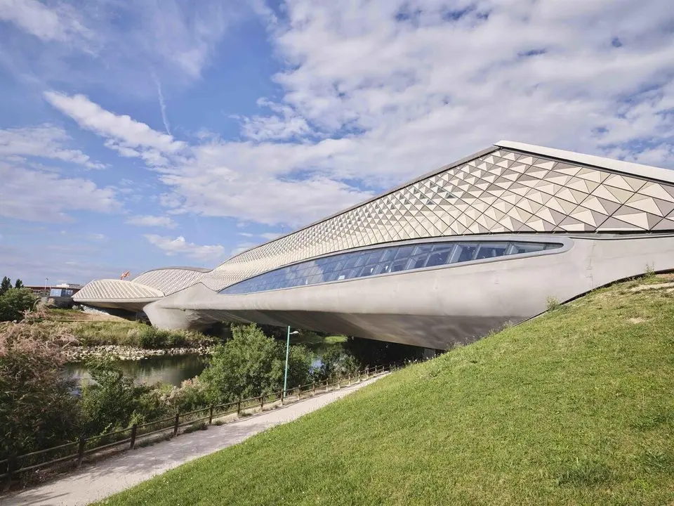 El Puente de Zaha Hadid acoge el museo Mobility City. / FUNDACI&Oacute;N IBERCAJA