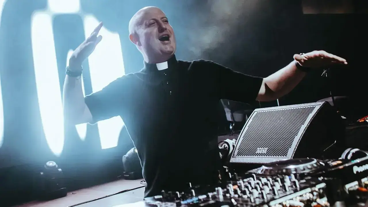 Padre-guilherme-sacerdote-dj