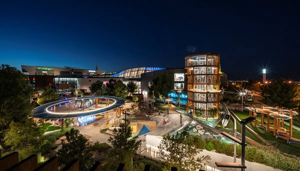 Imagen noctura del centro comercial Puerto Venecia de Zaragoza desde su mirador.
- PUERTO VENECIA