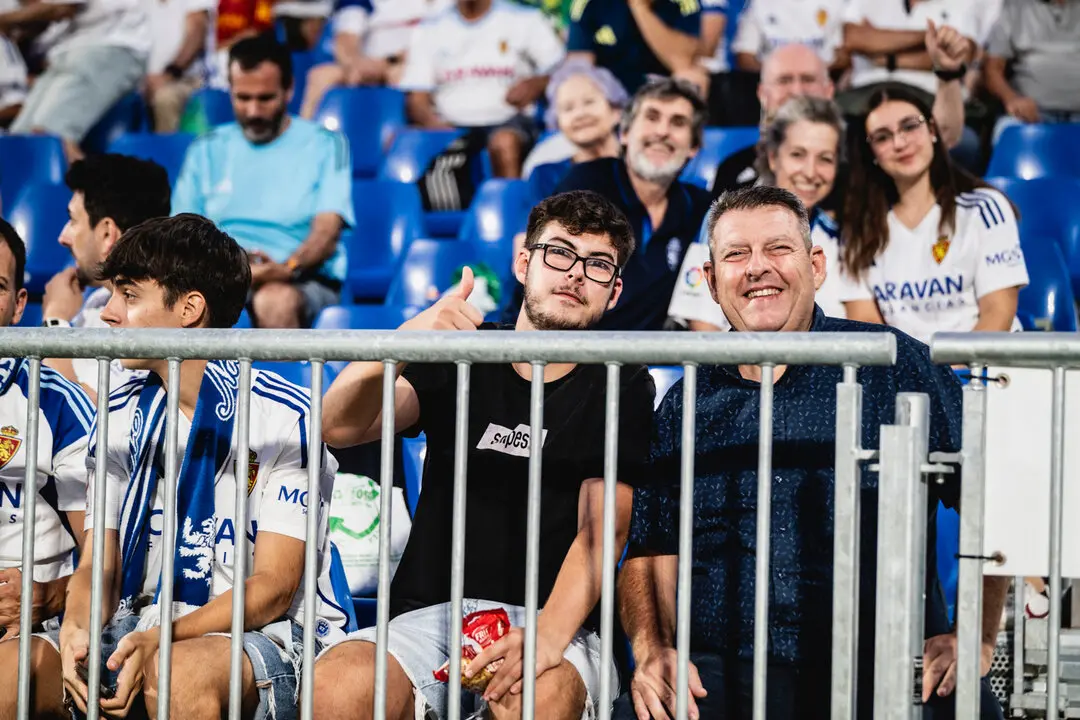 Aficionados del Real Zaragoza en el Ibercaja Estadio / Marcos Cebri&aacute;n