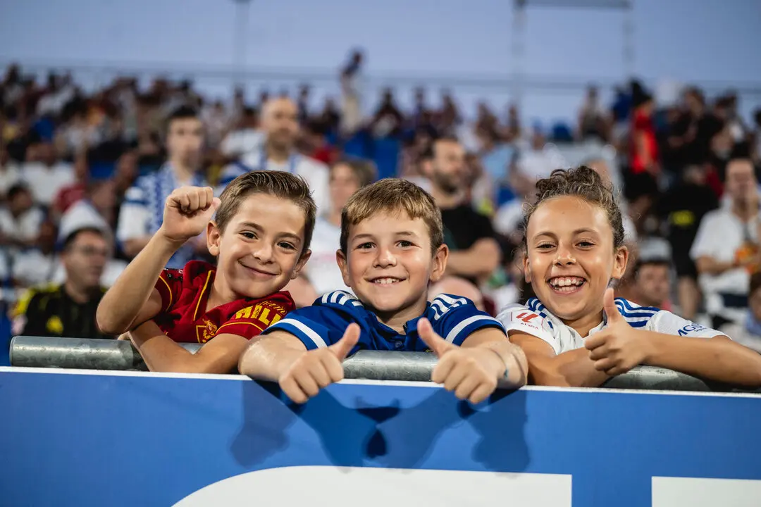 Aficionados del Real Zaragoza en el Ibercaja Estadio / Marcos Cebri&aacute;n