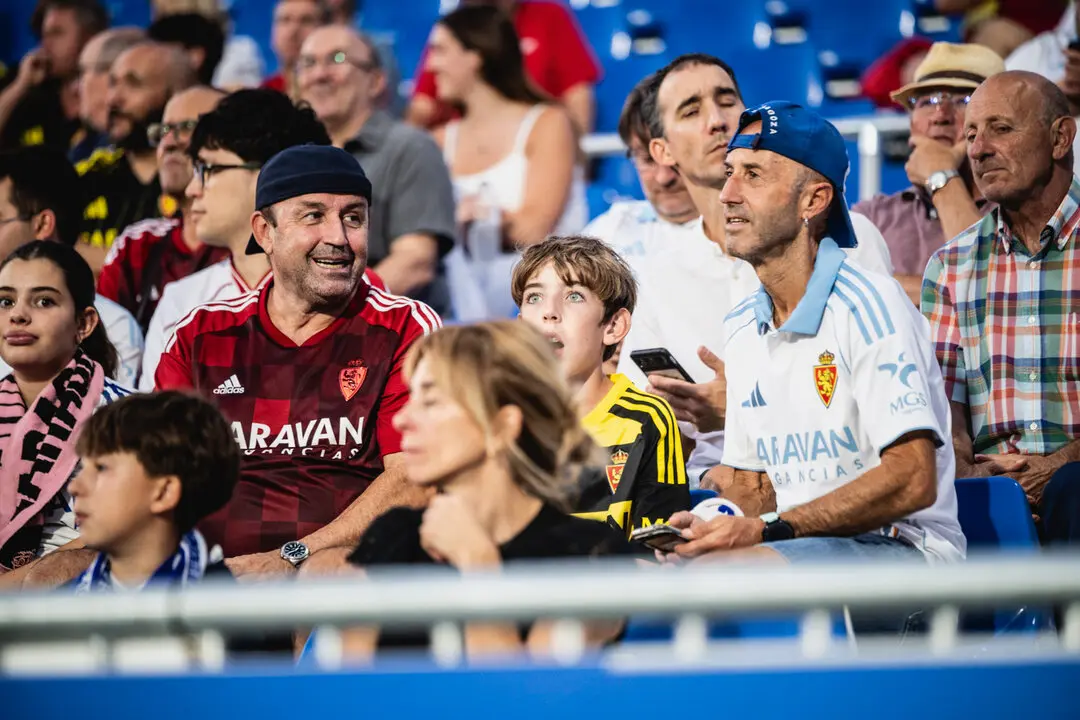 Aficionados del Real Zaragoza en el Ibercaja Estadio / Marcos Cebri&aacute;n