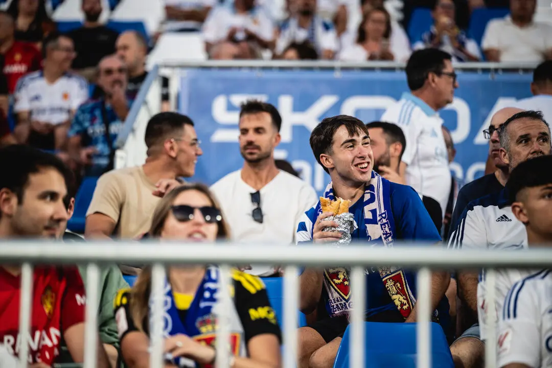 Aficionados del Real Zaragoza en el Ibercaja Estadio / Marcos Cebri&aacute;n