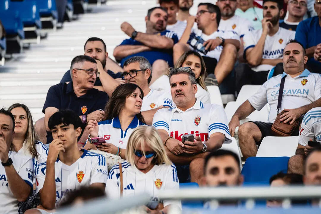 Aficionados del Real Zaragoza en el Ibercaja Estadio / Marcos Cebri&aacute;n