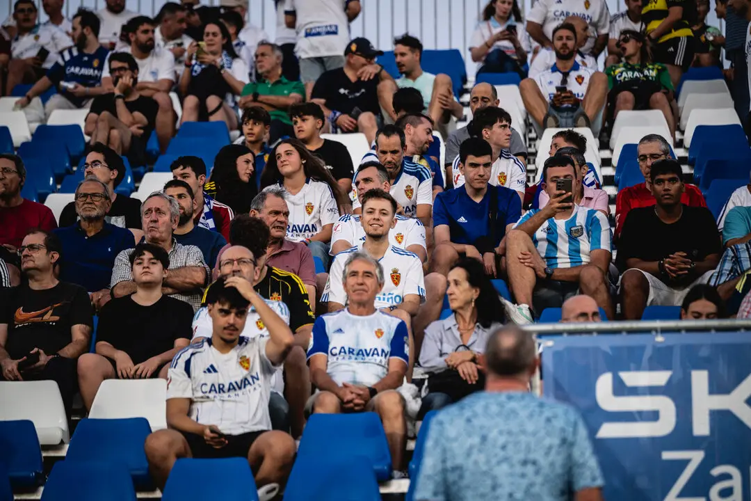 Aficionados del Real Zaragoza en el Ibercaja Estadio / Marcos Cebri&aacute;n