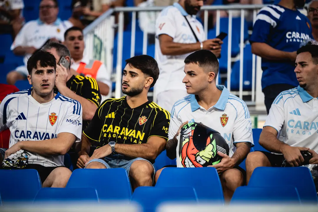 Aficionados del Real Zaragoza en el Ibercaja Estadio / Marcos Cebri&aacute;n