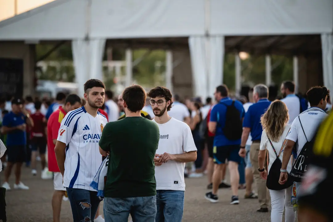 Aficionados del Real Zaragoza en el Ibercaja Estadio / Marcos Cebri&aacute;n
