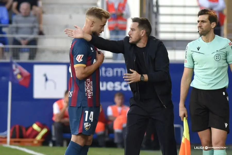 Sergi Guill&oacute; dando instrucciones a Pulido durante un partido con la SD Huesca / LaLiga