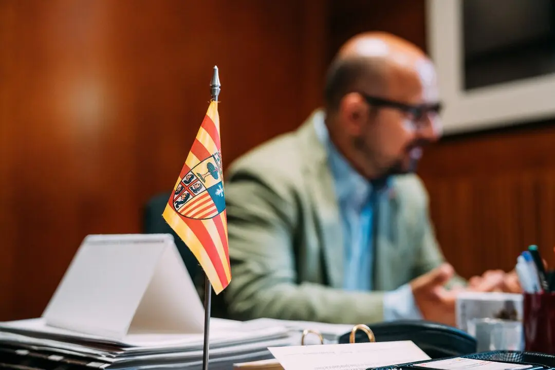 El portavoz del PAR en las Cortes, Alberto Izquierdo, en su despacho / &Aacute;lvaro Calvo