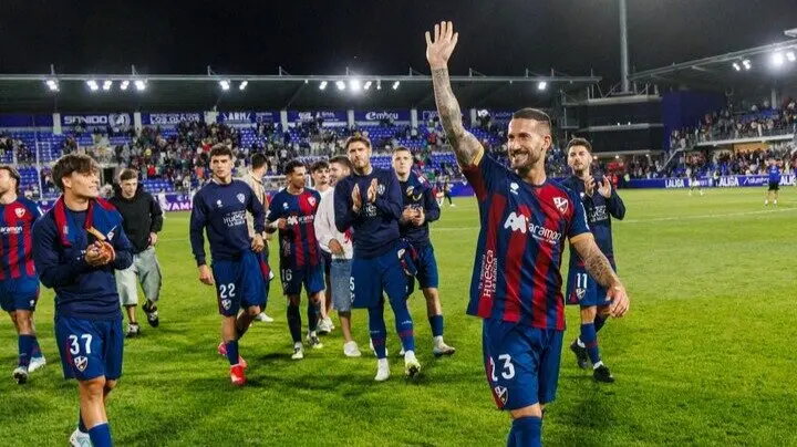Jugadores de la SD Huesca celebran un triunfo / SDH