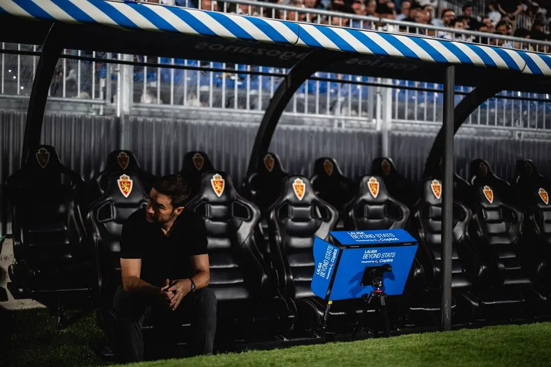 Gabi Fern&aacute;ndez en el interior del banquillo del Ibercaja Estadio / Marcos Cebri&aacute;n
