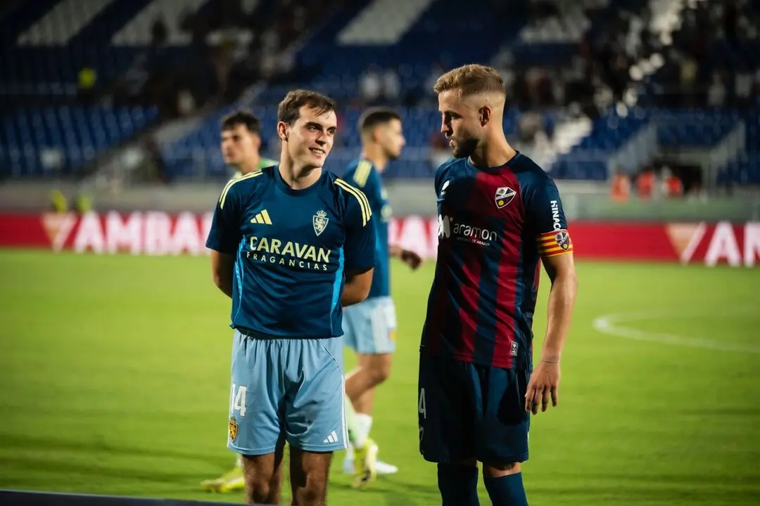 Francho Serrano y Jorge Pulido hablando en el Ibercaja Estadio / Marcos Cebri&aacute;n