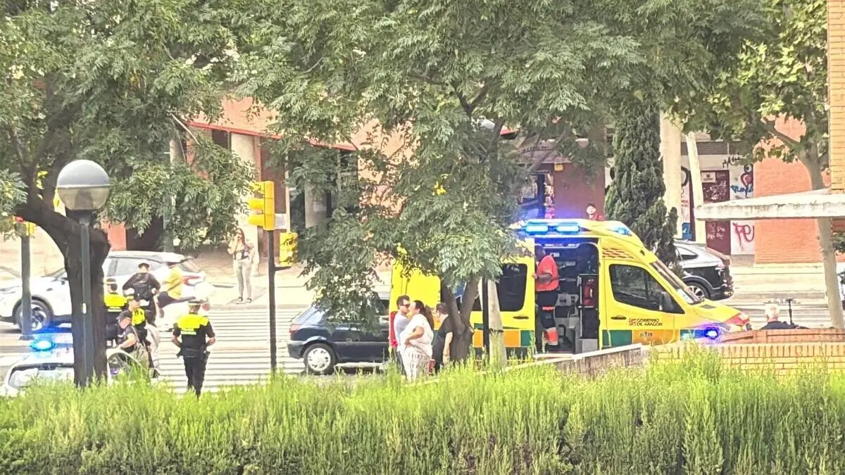 Imagen de una ambulancia y patrulla de la polic&iacute;a local de Zaragoza en el lugar del atropello