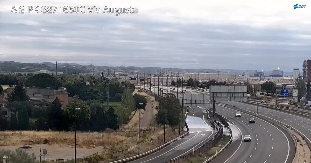 Balsa de agua en el kil&oacute;metro 327 de la A-2
- DGT