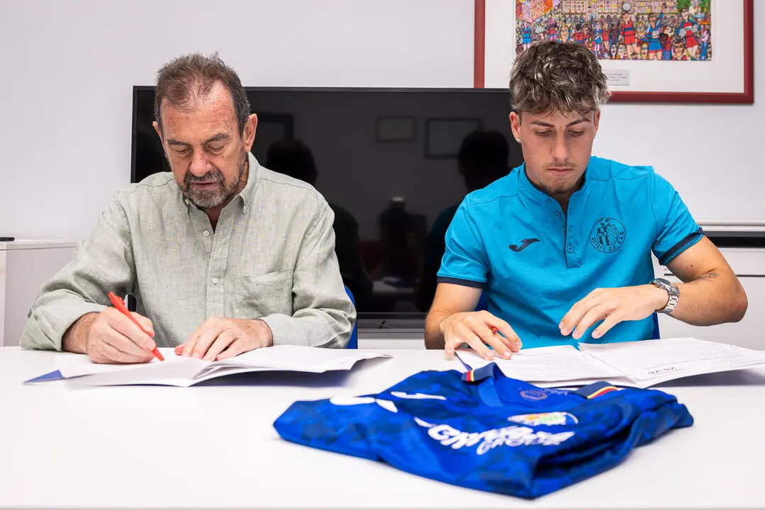 Adri&aacute;n Liso durante su presentaci&oacute;n como jugador del Getafe con &Aacute;ngel Torres, presidente del club / Getafe CF