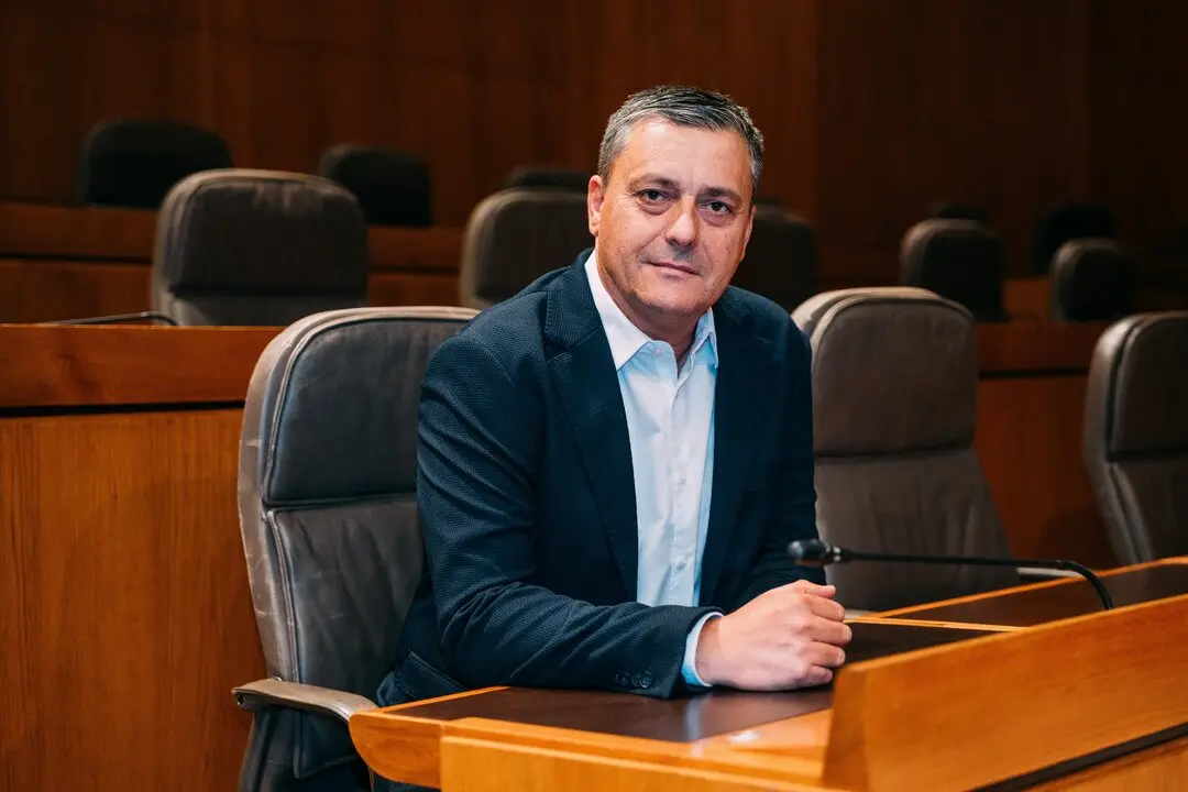 El portavoz del PSOE en las Cortes, Fernando Sab&eacute;s, en su esca&ntilde;o./ &Aacute;lvaro Calvo