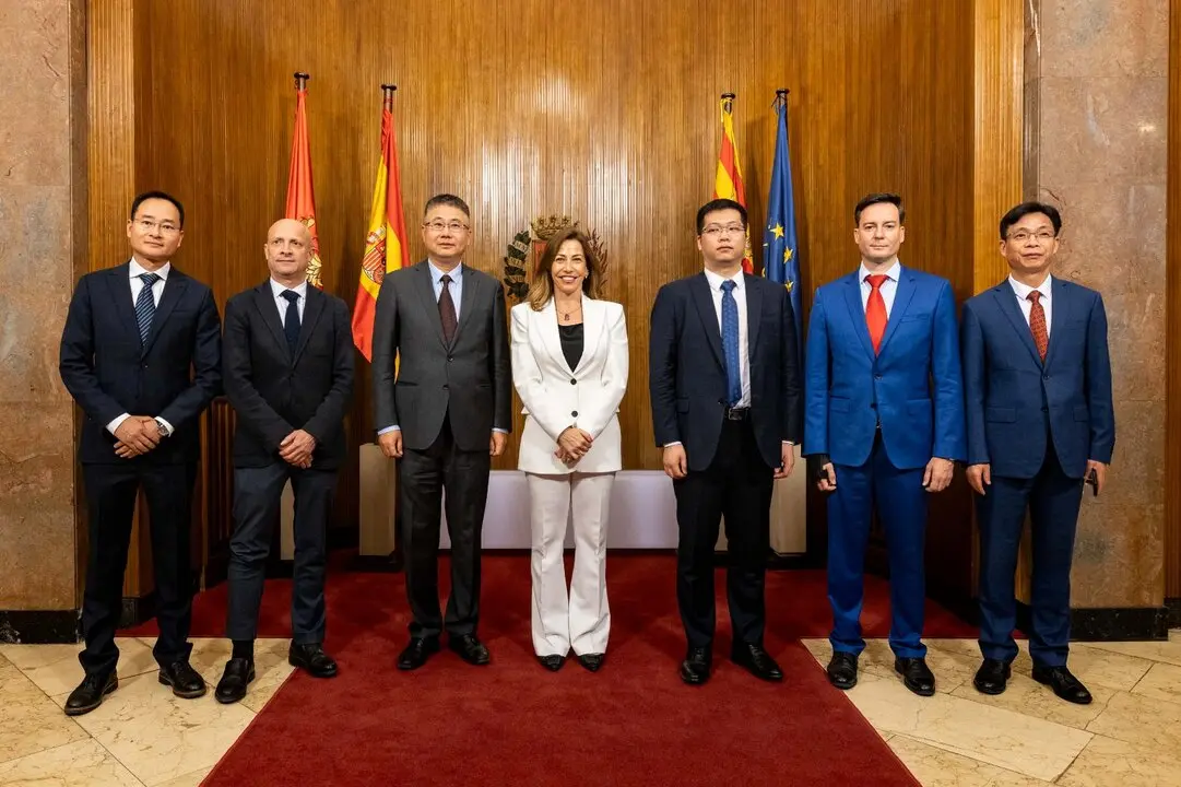 La delegaci&oacute;n china recibida por la alcaldesa de Zaragoza, Natalia Chueca. /AZ