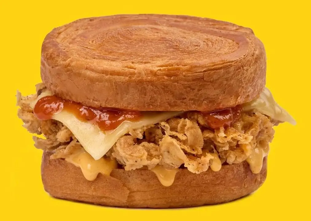 Chicken croissant con toffee de miso: la 'guarrada' gastro que llega a Zaragoza ./ Pollos Mu&ntilde;oz
